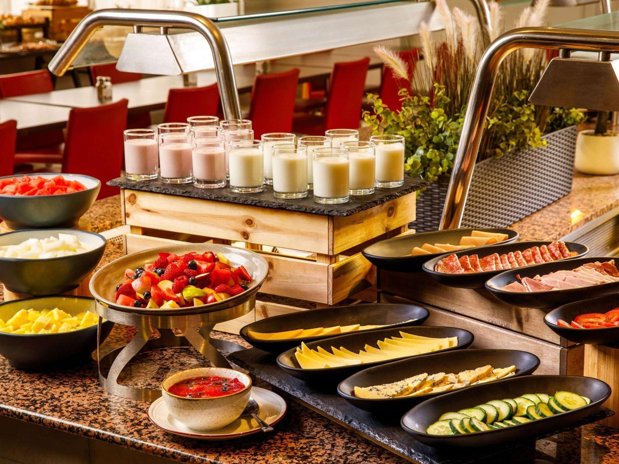 Mercure Cardiff North Hotel Экстерьер фото
