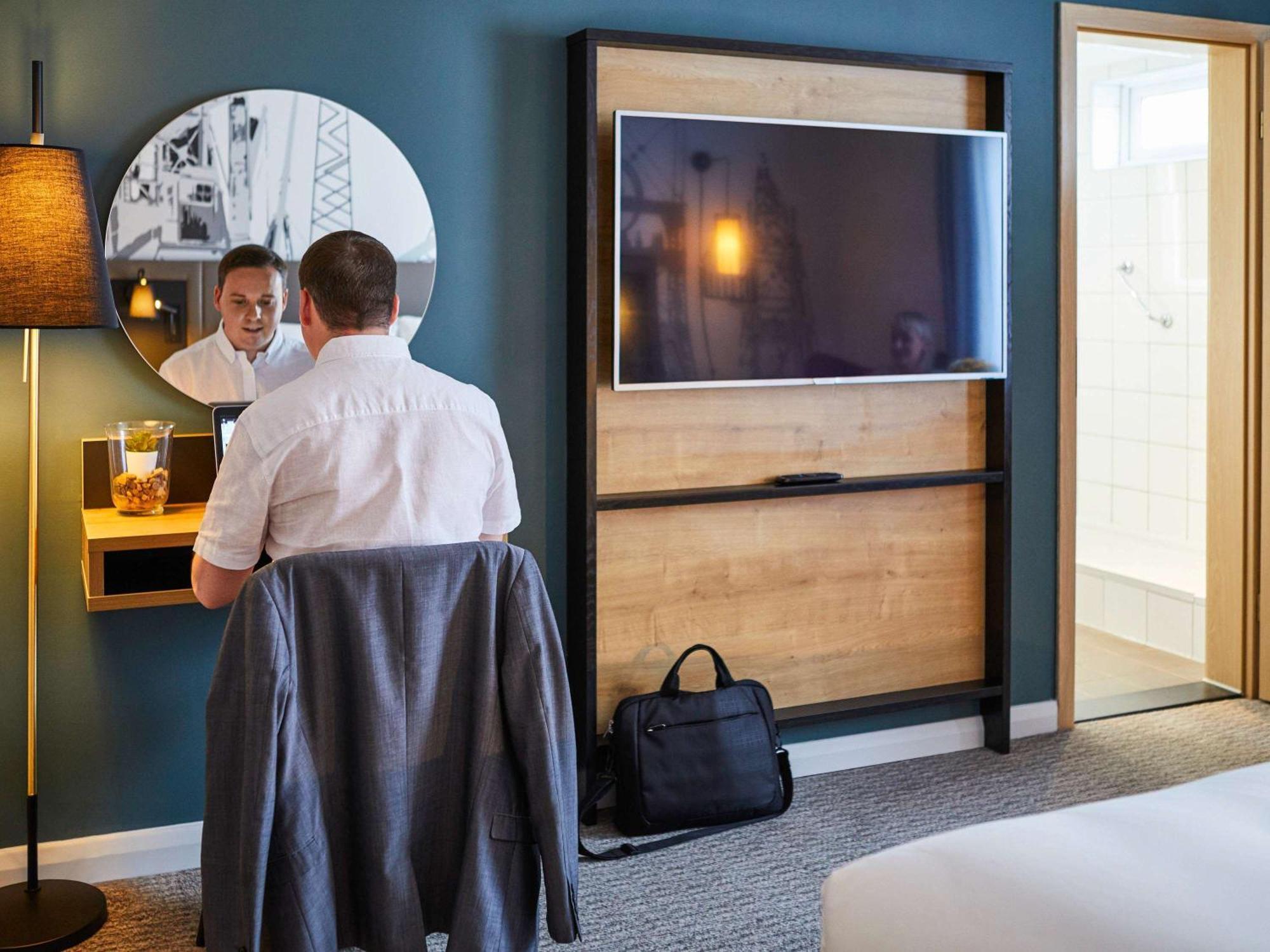 Mercure Cardiff North Hotel Экстерьер фото