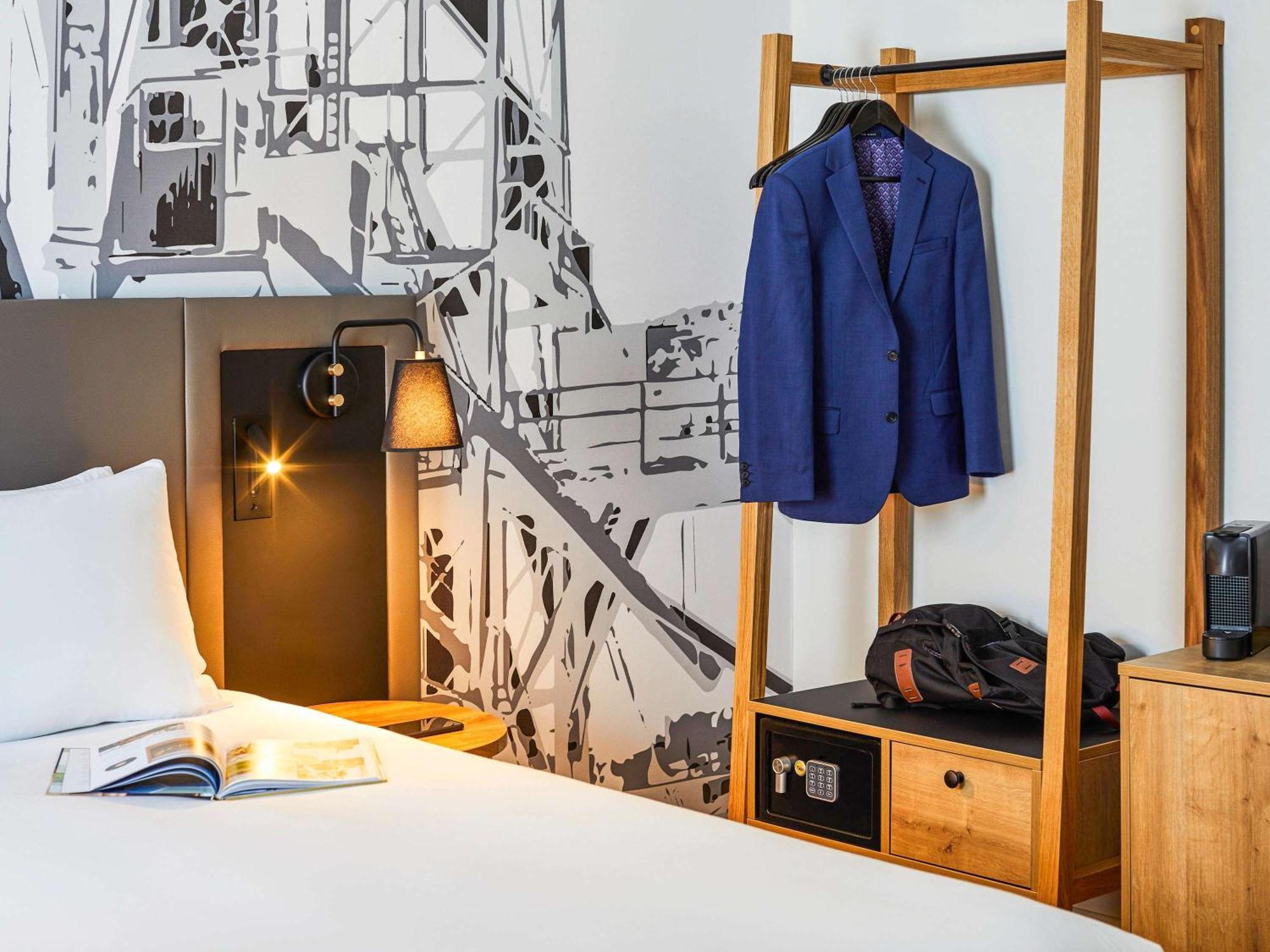 Mercure Cardiff North Hotel Экстерьер фото