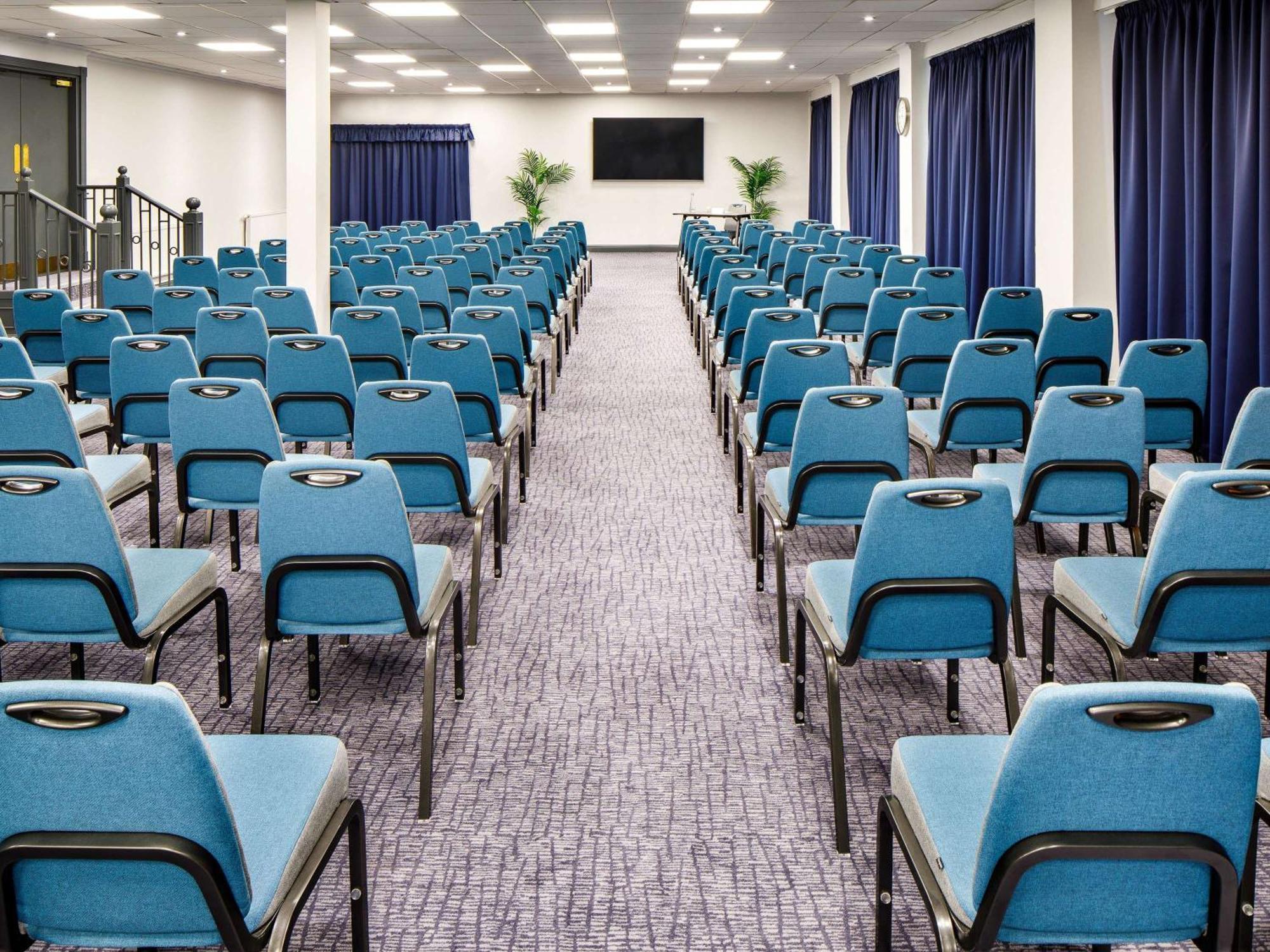 Mercure Cardiff North Hotel Экстерьер фото