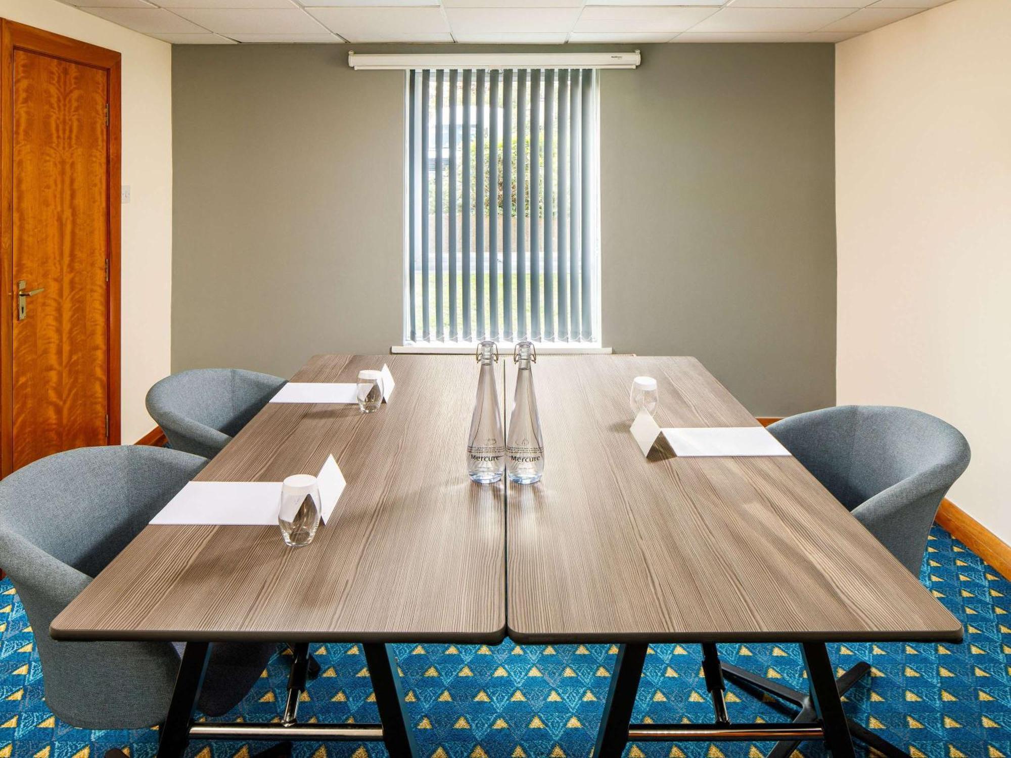 Mercure Cardiff North Hotel Экстерьер фото