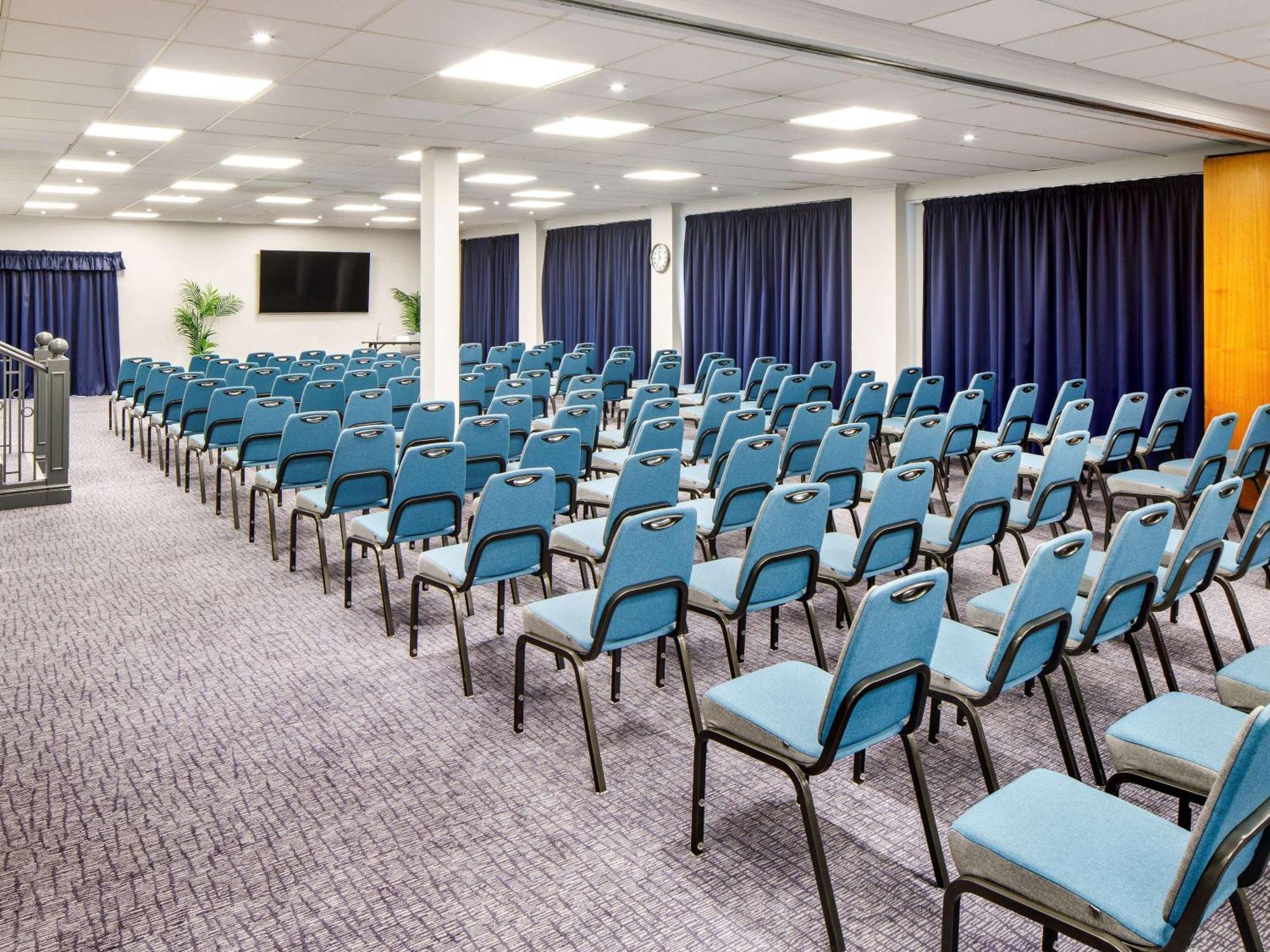 Mercure Cardiff North Hotel Экстерьер фото